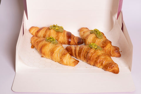 Caja pequeña de croissants